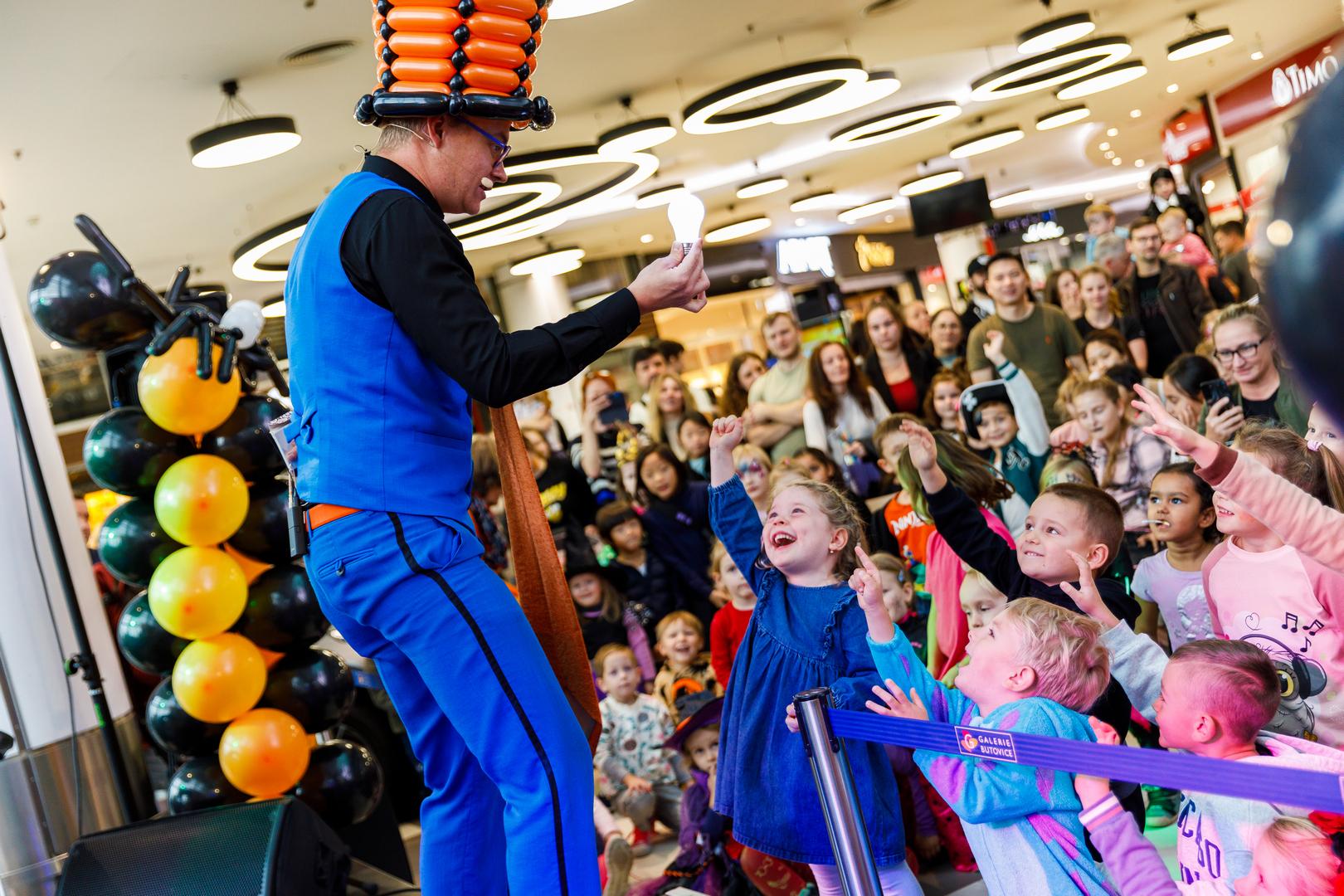 Klaun, kouzelník a děti